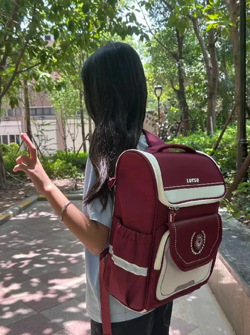 小学生书包选它就对了？迪士尼草莓熊书包凭啥爆火？