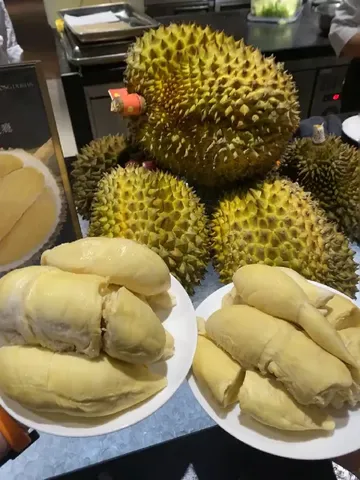 一口一个热带雨林的榴莲！被我吃到了！！！