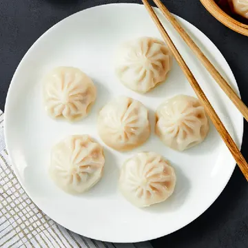 咬一口，鲜汁四溢，软糯鲜香的小笼包真的绝~