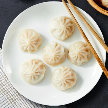 咬一口，鲜汁四溢，软糯鲜香的小笼包真的绝~
