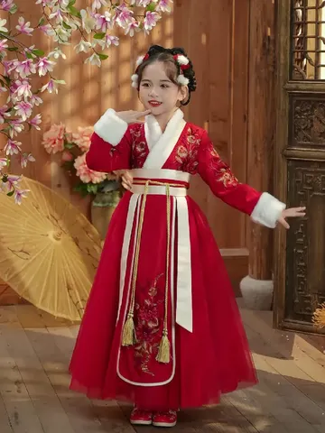 用前平平无奇用后惊艳众人！对女童拜年氛围感杀伤力10000%